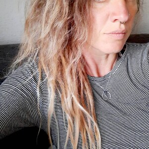 Schöne Brunette Bearbeitet Sich Selbst Und Hält Alles Auf Band Fest Schöne Brunette Bearbeitet Sich Selbst Und Hält Alles Auf Band Fest